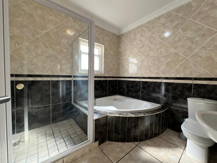 To Let 5 Bedroom Property for Rent in Mykonos Western Cape